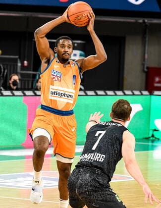 GER, BBL, ratiopharm ulm vs Hamburg Towers 12 12 2021, ratiopharm arena, Neu Ulm, GER, BBL, ratiopharm ulm vs Hamburg Towers, pictured Semaj Christon Ulm, 0 , Lukas Meisner Hamburg, 7. nordphotoxGmbHx xHafner nph00200