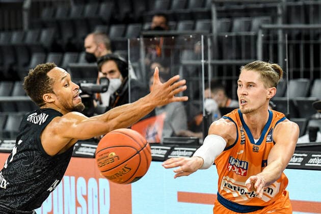 GER, BBL, ratiopharm ulm vs Hamburg Towers 12 12 2021, ratiopharm arena, Neu Ulm, GER, BBL, ratiopharm ulm vs Hamburg Towers, pictured Jaylon Brown Hamburg, 0 cant stop a pass from Thomas Klepeisz Ulm, 22 nordphotoxGmbHx xHafner nph00200