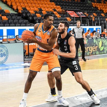 GER, BBL, ratiopharm ulm vs Hamburg Towers 12 12 2021, ratiopharm arena, Neu Ulm, GER, BBL, ratiopharm ulm vs Hamburg Towers, pictured Semaj Christon Ulm, 0 , Max Dileo Hamburg, 3. nordphotoxGmbHx xHafner nph00200