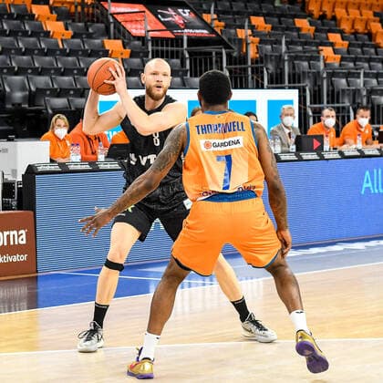 GER, BBL, ratiopharm ulm vs Hamburg Towers 12 12 2021, ratiopharm arena, Neu Ulm, GER, BBL, ratiopharm ulm vs Hamburg Towers, pictured Robin Christen Hamburg, 8 , Sindarius Thornwell Ulm, 7. nordphotoxGmbHx xHafner nph00200