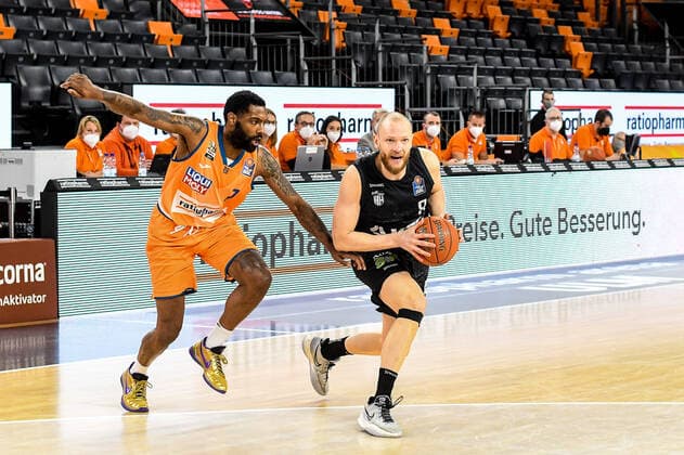 GER, BBL, ratiopharm ulm vs Hamburg Towers 12 12 2021, ratiopharm arena, Neu Ulm, GER, BBL, ratiopharm ulm vs Hamburg Towers, pictured Robin Christen Hamburg, 8 prevails over Sindarius Thornwell Ulm, 7. nordphotoxGmbHx xHafner nph00200