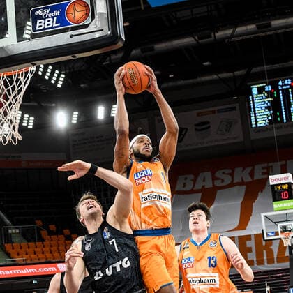GER, BBL, ratiopharm ulm vs Hamburg Towers 12 12 2021, ratiopharm arena, Neu Ulm, GER, BBL, ratiopharm ulm vs Hamburg Towers, pictured Jaron Blossomgame Ulm, 4 gets the rebound against Lukas Meisner Hamburg, 7 Nicolas Bretzel Ulm, 13 nordphotoxGmbHx xHafner nph00200