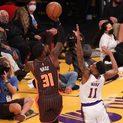 Terrence Ross (L) of the Magic throws the ball over Malik Monk of the Lakers during an NBA, Basketball Herren, USA game between the Los Angeles Lakers and the Orlando Magic, at the Crypto.com Center in Los Angeles, USA, 12 December 2021. Los Angeles Lakers vs Orlando Magic !ACHTUNG: NUR REDAKTIONELLE NUTZUNG!  Copyright: xPHILLIPxKIMx AME4089 20211213-73640c645bdac890376e98d5a34b625ce3f66344