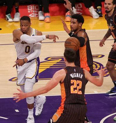 Sport Themen der Woche KW49 Sport Bilder des Tages Russell Westbrook (L) of the Lakers passes the ball to a teammate during an NBA, Basketball Herren, USA game between the Los Angeles Lakers and the Orlando Magic, at the Crypto.com Center in Los Angeles, USA, 12 December 2021. Los Angeles Lakers vs Orlando Magic !ACHTUNG: NUR REDAKTIONELLE NUTZUNG!  Copyright: xPHILLIPxKIMx AME4107 20211213-4d671acd61e726547180cdf3fe9ad2f8b4843ba8