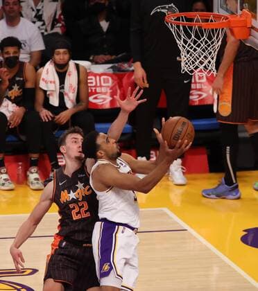 Talen Horton-Tucker (R) of the Lakers jumps to the basket under the mark of Franz Wagner of the Magic during an NBA, Basketball Herren, USA game between the Los Angeles Lakers and the Orlando Magic, at the Crypto.com Center in Los Angeles, USA, 12 December 2021. Los Angeles Lakers vs Orlando Magic !ACHTUNG: NUR REDAKTIONELLE NUTZUNG!  Copyright: xPHILLIPxKIMx AME4109 20211213-a05149ec8010dc21723d7d7115a20b70016212a2