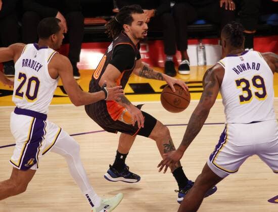 Cole Anthony (C) of the Magic runs under the brand of Lakers players Avery Bradley and Dwight Howard (R) during an NBA, Basketball Herren, USA game between the Los Angeles Lakers and the Orlando Magic, at the Crypto.com Center in Los Angeles, USA, 12 December 2021. Los Angeles Lakers vs Orlando Magic !ACHTUNG: NUR REDAKTIONELLE NUTZUNG!  Copyright: xPHILLIPxKIMx AME4121 20211213-4012ee2c9d60240694bd17729693d457c3beab4d