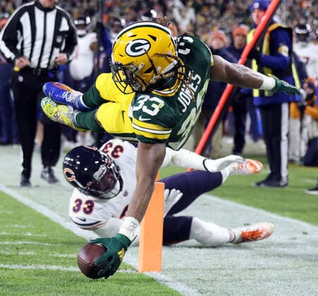 Sport Themen der Woche KW49 Sport Bilder des Tages December 12, 2021: Green Bay Packers running back Aaron Jones (33) scores a touchdown over Chicago Bears cornerback Jaylon Johnson (33) in the third quarter Sunday, Dec. 12, 2021 at Lambeau Field in Green Bay, Wisconsin. - ZUMAm67_ 0144605178st Copyright: xBrianxCassellax