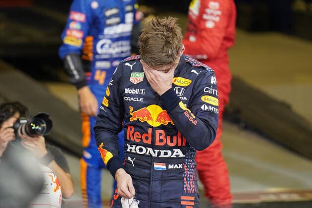 ABU DHABI GRAND PRIX 2021, 12 12 2021 Yas Marina Circuit, Yas Island 12th December 2021 Max Verstappen head in hand after winning the FORMULA 1 ETIHAD AIRWAYS ABU DHABI GRAND PRIX 2021 United Arab Emirates Eleanor Hoad Editorial Use Only Copyright: xEleanorxHoadx ESM-0295-0019