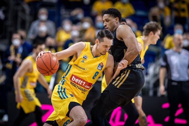Basketball Berlin 12 12 2021 Season 2021 2022 1 Bundesliga easyCredit BBL Alba Berlin FC Bayern MÂ¸nchen Basketball Marcus Eriksson Alba Berlin, No 08 Augustine Rubit MÂ¸nchen, No 21