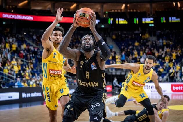 Basketball Berlin 12 12 2021 Season 2021 2022 1 Bundesliga easyCredit BBL Alba Berlin FC Bayern MÂ¸nchen Basketball Othello Hunter MÂ¸nchen, No 08 Maodo Lo Alba Berlin, No 00