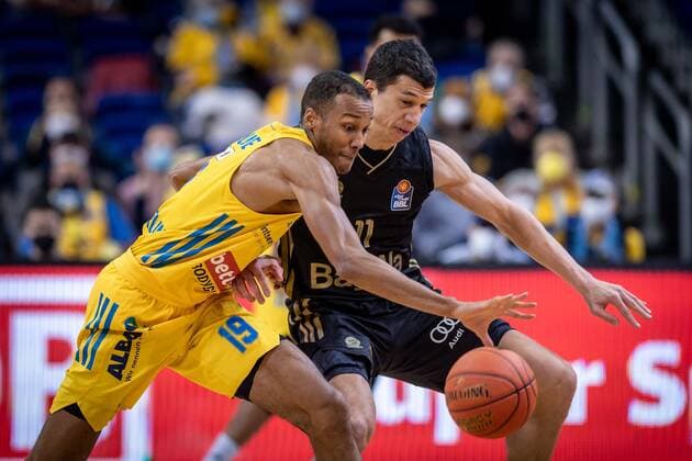Basketball Berlin 12 12 2021 Season 2021 2022 1 Bundesliga easyCredit BBL Alba Berlin FC Bayern MÂ¸nchen Basketball Louis Olinde Alba Berlin, No 19 Vladimir Lucic MÂ¸nchen, No 11