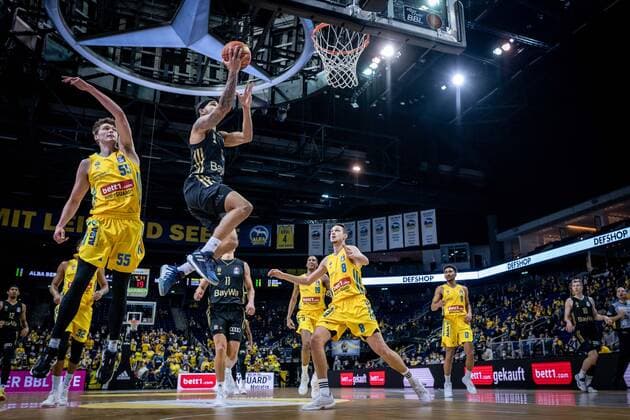Basketball Berlin 12 12 2021 Season 2021 2022 1 Bundesliga easyCredit BBL Alba Berlin FC Bayern MÂ¸nchen Basketball Nick Weiler Babb MÂ¸nchen, No 00 Ben Lammers Alba Berlin, No 55 li Marcus Eriksson Alba Berlin, No 08