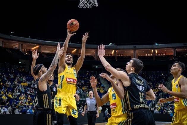 Basketball Berlin 12 12 2021 Season 2021 2022 1 Bundesliga easyCredit BBL Alba Berlin FC Bayern MÂ¸nchen Basketball Johannes Thiemann Alba Berlin, No 32 Nick Weiler Babb MÂ¸nchen, No 00 li