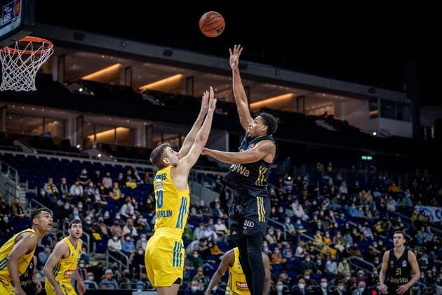 Basketball Berlin 12 12 2021 Season 2021 2022 1 Bundesliga easyCredit BBL Alba Berlin FC Bayern MÂ¸nchen Basketball Augustine Rubit MÂ¸nchen, No 21 Tim Schneider Alba Berlin, No 10