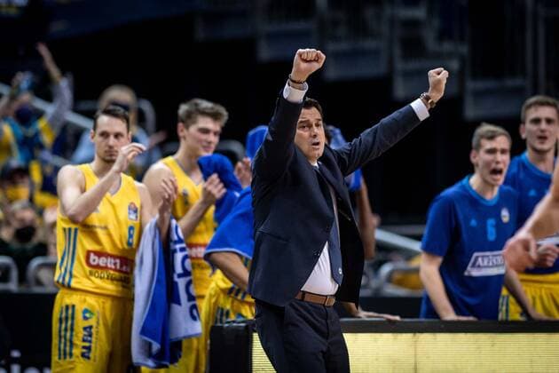 Basketball Berlin 12 12 2021 season 2021 2022 1 Bundesliga easyCredit BBL Alba Berlin FC Bayern MÂ¸nchen Basketball Israel Gonzalez Alba Berlin, coach cheers.