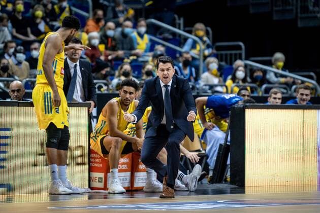Basketball Berlin 12 12 2021 season 2021 2022 1 Bundesliga easyCredit BBL Alba Berlin FC Bayern MÂ¸nchen Basketball Israel Gonzalez Alba Berlin, coach cheers.