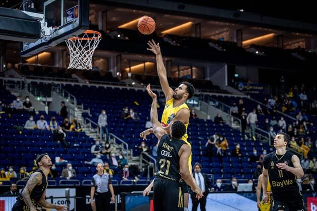 Basketball Berlin 12 12 2021 Season 2021 2022 1 Bundesliga easyCredit BBL Alba Berlin FC Bayern MÂ¸nchen Basketball Johannes Thiemann Alba Berlin, No 32 Augustine Rubit MÂ¸nchen, No 21