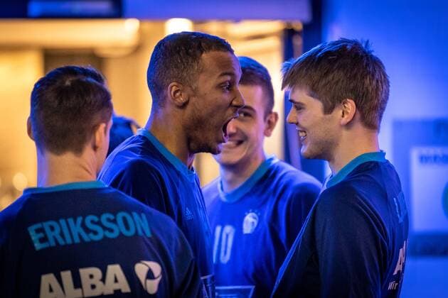 Basketball Berlin 12 12 2021 season 2021 2022 1 Bundesliga easyCredit BBL Alba Berlin FC Bayern MÂ¸nchen Basketball Louis Olinde Alba Berlin, No 19 Ben Lammers Alba Berlin, No 55 re ritual before the game.