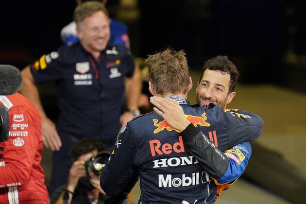 ABU DHABI GRAND PRIX 2021, 12 12 2021 Yas Marina Circuit, Yas Island 12th December 2021 Max Verstappen is congratulated by Daniel Ricciardo during the FORMULA 1 ETIHAD AIRWAYS ABU DHABI GRAND PRIX 2021 United Arab Emirates Eleanor Hoad Editorial Use Only Copyright: xEleanorxHoadx ESM-0295-0025