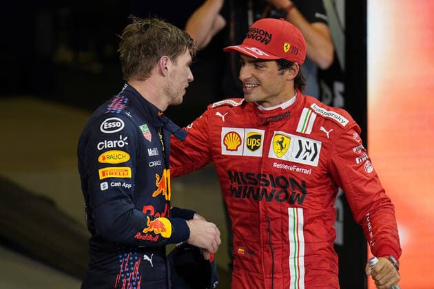 ABU DHABI GRAND PRIX 2021, 12 12 2021 Yas Marina Circuit, Yas Island 12th December 2021 Carlos Sainz congratulates Max Verstappen during the FORMULA 1 ETIHAD AIRWAYS ABU DHABI GRAND PRIX 2021 United Arab Emirates Eleanor Hoad Editorial Use Only Copyright: xEleanorxHoadx ESM-0295-0029