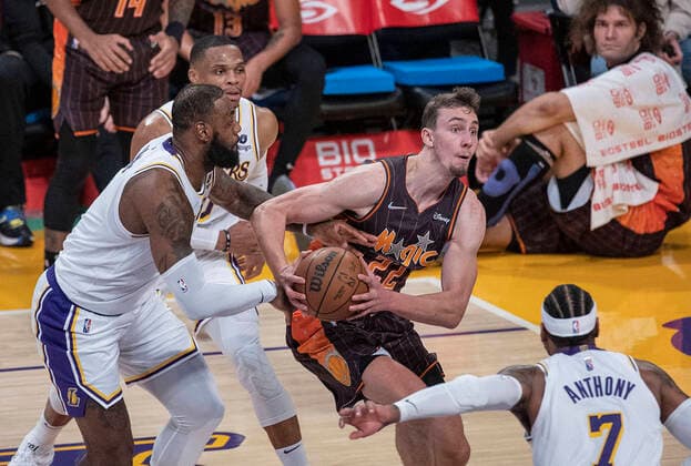 December 12, 2021, Los Angeles, California, USA: Franz Wagner 22 of the Orlando Magic drives past LeBron James 6 of the Los Angeles Lakers during their regular season NBA, Basketball Herren, USA game on Friday December 3, 2021 at the Staples Center in Los Angeles, California. Lakers defeat Magic, 106-94. PI Los Angeles USA - ZUMAp124 20211212_zaa_p124_029 Copyright: xJAVIERxROJASx