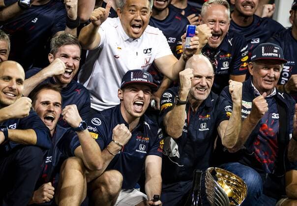ABU DHABI Max Verstappen celebrates with his team after winning the Formula 1 World Championship after the Abu Dhabi Grand Prix at the Yas Marina Circuit REMKO DE WAAL F1 Grand Prix 2021 xVIxANPxSportx xxANPxIVx 442000405