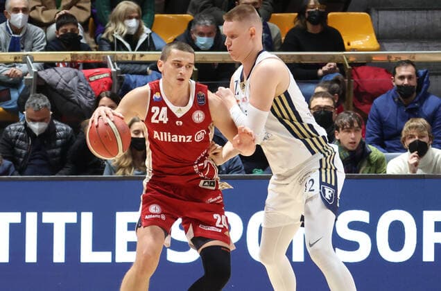 Andrejs Grazulis (Allianz Pallacanestro Trieste) thwarted by Robin Benzing (Fortitudo Kigili Bologna) during the series A1 italian LBA basketball championship match Kigili Fortitudo Bologna Vs. Allianz Pallacanestro Trieste at the Paladozza sports palace - Bologna, December 13, 2021 - Photo: Michele Nucci  Copyright: xMichelexNuccix xIPAx xx 0