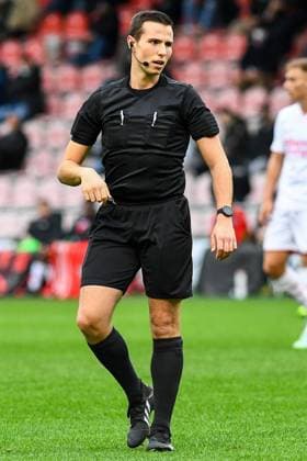 Francisco Lahora Chulian referee , cutout, full body, single image, action, action, 13 12 2021, Cologne Germany , football, Regionalliga West, 1 FC Köln II FC Schalke 04 II xmhx