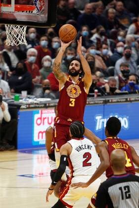 Cleveland Cavaliers guard Ricky Rubio (up) of Spain puts a shot up as Gabe Vincent (down) of the Miami Heat looks on during the first half of the NBA, Basketball Herren, USA game between the Cleveland Cavaliers and the Miami Heat at Rocket Mortgage Fieldhouse in Cleveland, Ohio, USA, 13 December 2021. Miami Heat at Cleveland Cavaliers !ACHTUNG: NUR REDAKTIONELLE NUTZUNG!  Copyright: xDAVIDxMAXWELLx AME4241 20211214-a7f77bb2906d7b71cff5eca27b4e4e2e6898c37e