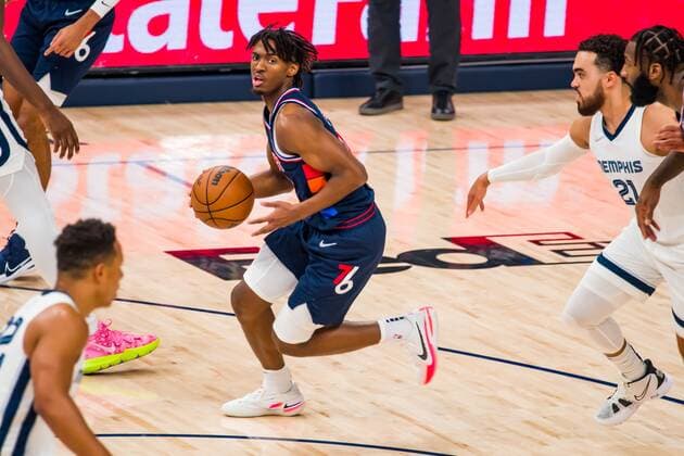 AME4253. MEMPHIS (ESTADOS UNIDOS), 13 12 2021.- Philadelphia Guard Tyrese Maxey (C) in the 1st Half of the game against the Grizzlies at FedEx Forum in Memphis, Tennessee, USA, 13, December 2021. Philadelphia 76ers at Memphis Grizzlies Basketball !ACHTUNG: NUR REDAKTIONELLE NUTZUNG!  Copyright: xMATTHEWxA.xSMITHx AME4249 20211214-34186fb25f3aedbf27619db21e9375db83a2d60b