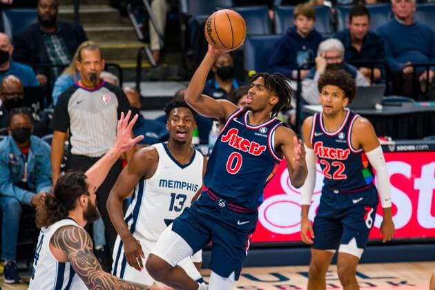 AME4253. MEMPHIS (ESTADOS UNIDOS), 13 12 2021.- Philadelphia Guard Tyrese Maxey (C) in the 1st Half of the game against the Grizzlies at FedEx Forum in Memphis, Tennessee, USA, 13, December 2021. Philadelphia 76ers at Memphis Grizzlies Basketball !ACHTUNG: NUR REDAKTIONELLE NUTZUNG!  Copyright: xMATTHEWxA.xSMITHx AME4250 20211214-4e2ae72e78ff26db95299d8670abcb795f8d89a6