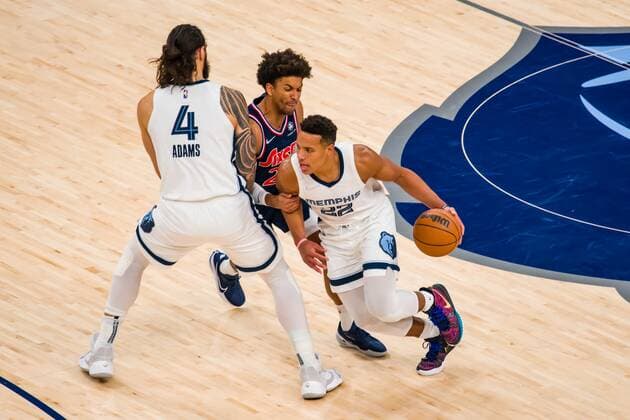 AME4253. MEMPHIS (ESTADOS UNIDOS), 13 12 2021.- Grizzlies Guard Desmond Bane (R) in the 1st Half of the game against the Philadelphia 76ers at FedEx Forum in Memphis, Tennessee, USA, 13, December 2021. Philadelphia 76ers at Memphis Grizzlies Basketball !ACHTUNG: NUR REDAKTIONELLE NUTZUNG!  Copyright: xMATTHEWxA.xSMITHx AME4255 20211214-078c73eb446ac265fcd4fadc7baed8c18bb0d634