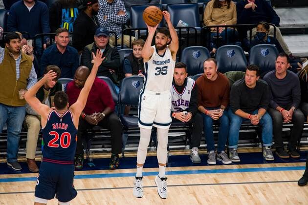 AME4253. MEMPHIS (ESTADOS UNIDOS), 13 12 2021.- Grizzlies Forward Killian Tillie (R) in the 1st Half of the game against the Philadelphia 76ers at FedEx Forum in Memphis, Tennessee, USA, 13, December 2021. Philadelphia 76ers at Memphis Grizzlies Basketball !ACHTUNG: NUR REDAKTIONELLE NUTZUNG!  Copyright: xMATTHEWxA.xSMITHx AME4254 20211214-6e31bd7e2450c8d11b69cdd9d42631d3cbecca49