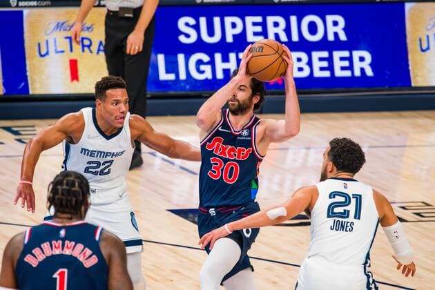 AME4253. MEMPHIS (ESTADOS UNIDOS), 13 12 2021.- Philadelphia Guard Furkan Korkmaz (C) in the 1st Half of the game against the Grizzlies at FedEx Forum in Memphis, Tennessee, USA, 13, December 2021. Philadelphia 76ers at Memphis Grizzlies Basketball !ACHTUNG: NUR REDAKTIONELLE NUTZUNG!  Copyright: xMATTHEWxA.xSMITHx AME4256 20211214-7505a2b7f31df83c0888523aa48d5c7c611bcd9d