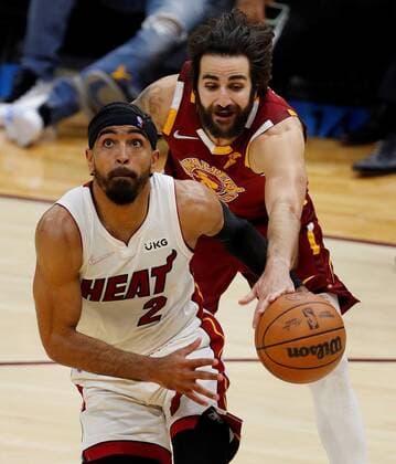 Sport Bilder des Tages AME4257. CLEVELAND (ESTADOS UNIDOS), 13 12 2021.- Cleveland Cavaliers guard Ricky Rubio (R) of Spain steals the ball from Gabe Vincent (L) of the Miami Heat during the second half of the NBA, Basketball Herren, USA game between the Cleveland Cavaliers and the Miami Heat at Rocket Mortgage Fieldhouse in Cleveland, Ohio, USA, 13 December 2021. Miami Heat at Cleveland Cavaliers !ACHTUNG: NUR REDAKTIONELLE NUTZUNG!  Copyright: xDAVIDxMAXWELLx AME4257 20211214-f7f4870bb583447ef8a111e07e8fba00f4e58a39