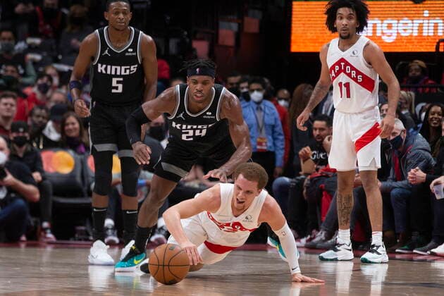 December 13, 2021, Toronto, ON, CANADA: Toronto Raptors Malachi Flynn claims a loose ball in front of Sacramento Kings Buddy Hield (24) during second half NBA, Basketball Herren, USA basketball action in Toronto, Monday, Dec. 13, 2021. Malachi Flynn; Buddy Hield  - ZUMAc35_ 20211213_zaf_c35_107 Copyright: xChrisxYoungx