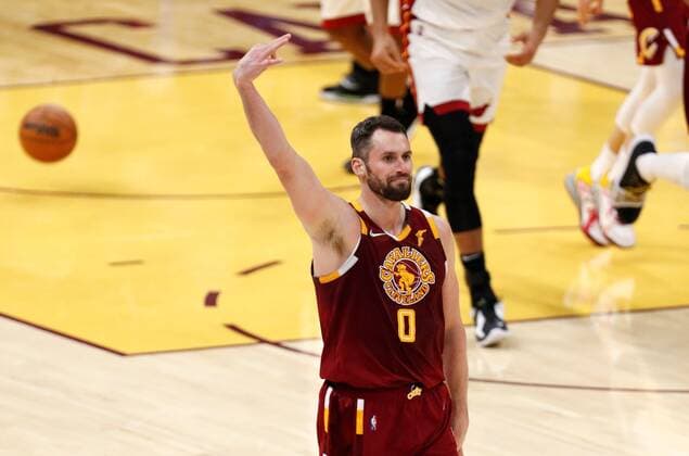 Sport Bilder des Tages Cleveland Cavaliers Kevin Love celebrates after scoring three points against the Miami Heat during a NBA, Basketball Herren, USA game at Rocket Mortgage Fieldhouse in Cleveland, Ohio, USA, 13 December 2021. Miami Heat at Cleveland Cavaliers !ACHTUNG: NUR REDAKTIONELLE NUTZUNG!  Copyright: xDAVIDxMAXWELLx AME4261 20211214-0d51fe2f2244c18a90f6ed8ca693a74805d25bfd