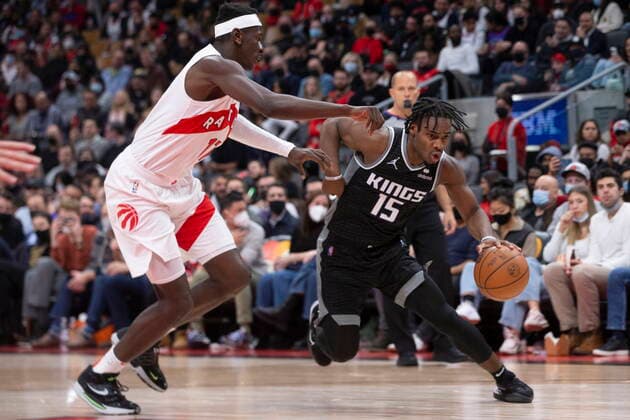 December 13, 2021, Toronto, ON, CANADA: Sacramento Kings Davion Mitchell (15) drives past Toronto Raptors Isaac Bonga during second half NBA, Basketball Herren, USA basketball action in Toronto, Monday, Dec. 13, 2021. Davion Mitchell; Isaac Bonga  - ZUMAc35_ 20211213_zaf_c35_110 Copyright: xChrisxYoungx