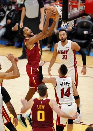 Evan Mobley (top) of the Cleveland Cavaliers jumps to the basket against the mark of Tyler Herro (bottom) of the Miami Heat, during the NBA, Basketball Herren, USA game between the Cleveland Cavaliers and the Miami Heat at Rocket Mortgage Fieldhouse in Cleveland, Ohio, USA, 13 December 2021. Miami Heat at Cleveland Cavaliers !ACHTUNG: NUR REDAKTIONELLE NUTZUNG!  Copyright: xDAVIDxMAXWELLx AME4265 20211214-966ed22e00928591533643927e9a7dfba7344db1