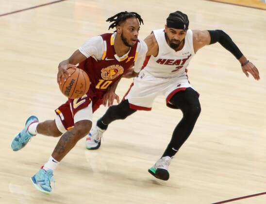 Heat s Gabe Vincent (R) defends against Cavaliers Darius Garland (L) during the NBA, Basketball Herren, USA game between the Cleveland Cavaliers and the Miami Heat at Rocket Mortgage Fieldhouse in Cleveland, Ohio, USA, 13 December 2021. Miami Heat at Cleveland Cavaliers !ACHTUNG: NUR REDAKTIONELLE NUTZUNG!  Copyright: xDAVIDxMAXWELLx AME4266 20211214-b4f46ecb5f63e709b836e3284b0b7cebecb9d768