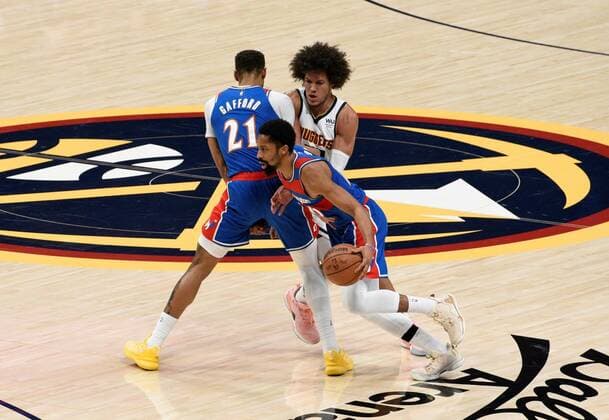 Washington Wizards center Daniel Gafford (L) sets a pick for his teammate, guard Spencer Dinwiddie (C), against Denver Nuggets forward Aaron Gordon (R), during a NBA, Basketball Herren, USA game at the Ball Arena in Denver, Colorado, USA, 13 December 2021. Washington Wizards at Denver Nuggets !ACHTUNG: NUR REDAKTIONELLE NUTZUNG!  Copyright: xToddxPiersonx AME4278 20211214-d978f356560b31d8c8f7e3c34c555cc0da1f7eb7