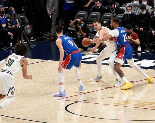 Denver Nuggets center Nikola Jokic (2-R) fights off Washington Wizards center Daniel Gafford (R), during a NBA, Basketball Herren, USA game at the Ball Arena in Denver, Colorado, USA, 13 December 2021. Washington Wizards at Denver Nuggets !ACHTUNG: NUR REDAKTIONELLE NUTZUNG!  Copyright: xToddxPiersonx AME4275 20211214-5e1cca2b80e647cd54d9d2346a0c0999b04a9cfc