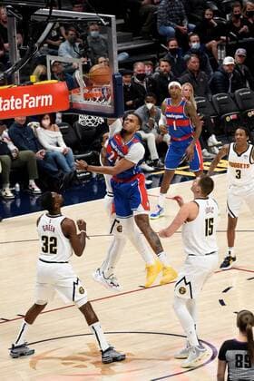 Washington Wizards Daniel Gafford (C) dunks against Denver Nuggets Monte Morris (C-L) during a NBA, Basketball Herren, USA game at the Ball Arena in Denver, Colorado, USA, 13 December 2021. Washington Wizards at Denver Nuggets !ACHTUNG: NUR REDAKTIONELLE NUTZUNG!  Copyright: xToddxPiersonx AME4327 20211214-0948c00bad6c88c4ed66fa4b8aa706c51915b4d1