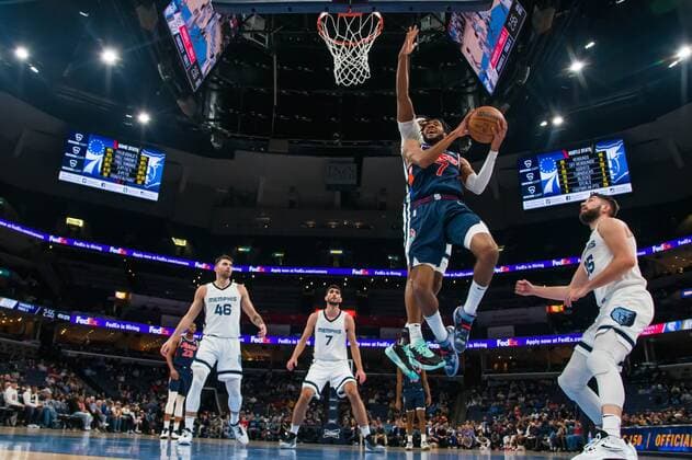 76ers Isaiah Jones jumps with the ball in an NBA, Basketball Herren, USA game between the Philadelphia 76ers and Memphis Grizzlies, at the FedEx Forum in Memphis, USA, 13 December 2021. Philadelphia 76ers - Memphis Grizzlies !ACHTUNG: NUR REDAKTIONELLE NUTZUNG!  Copyright: xMatthewxA.xSmithx AME4322 20211214-594012f63c2ea6dfacaee06a60089e52e3268ee6
