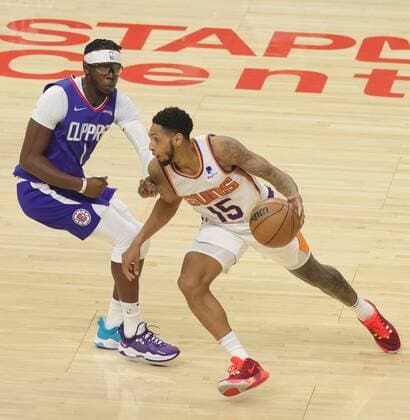 Cameron Payne (R) of the Phoenix Suns dribbles around Reggie Jackson of the LA Clippers, during an NBA, Basketball Herren, USA game between the Los Angeles Clippers and Phoenix Suns, today, at the Crypto.com Arena in Los Angeles, USA, 13 December 2021. Los Angeles Clippers vs Phoenix Suns !ACHTUNG: NUR REDAKTIONELLE NUTZUNG!  Copyright: xPHILLIPxKIMx AME4329 20211214-724f39c1640cb3aa01a782f53322b1aa6d8c48f7