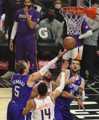 LA Clippers Luke Kennard (L) throws the ball, during an NBA, Basketball Herren, USA game between the Los Angeles Clippers and Phoenix Suns, today, at the Crypto.com Arena in Los Angeles, USA, 13 December 2021. Los Angeles Clippers vs Phoenix Suns !ACHTUNG: NUR REDAKTIONELLE NUTZUNG!  Copyright: xPHILLIPxKIMx AME4332 20211214-94bd17b17bfab3b3e22a435322596246abba6bbd