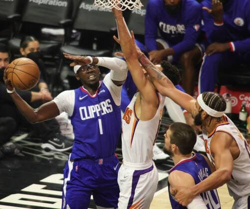 Reggie Jackson (L) of the LA Clippers advances while being marked by multiple Suns defenders, during an NBA, Basketball Herren, USA game between the Los Angeles Clippers and Phoenix Suns, today, at the Crypto.com Arena in Los Angeles, USA, 13 December 2021. Los Angeles Clippers vs Phoenix Suns !ACHTUNG: NUR REDAKTIONELLE NUTZUNG!  Copyright: xPHILLIPxKIMx AME4355 20211214-ebc7c133b95c458b88e94790084833a2a4165c40