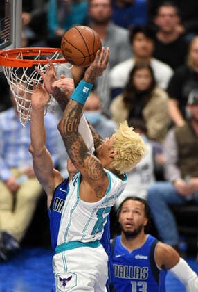 DALLAS, TX - DECEMBER 13: Charlotte Hornets guard Kelly Oubre Jr. (12) tries a slam dunk during game featuring the Charlotte Hornets and the Dallas Mavericks on December 13, 2021 at the American Airlines Center in Dallas, TX. (Photo by John Rivera Icon Sportswire) NBA, Basketball Herren, USA DEC 13 Hornets at Mavericks Icon426211213012
