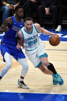 DALLAS, TX - DECEMBER 13: Dallas Mavericks forward Dorian Finney-Smith (left) defends Charlotte Hornets guard Gordon Hayward (20) during game featuring the Charlotte Hornets and the Dallas Mavericks on December 13, 2021 at the American Airlines Center in Dallas, TX. (Photo by John Rivera Icon Sportswire) NBA, Basketball Herren, USA DEC 13 Hornets at Mavericks Icon426211213013