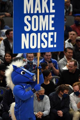 DALLAS, TX - DECEMBER 13: Dallas Mavericks mascot Champ fires up the crowd during game featuring the Charlotte Hornets and the Dallas Mavericks on December 13, 2021 at the American Airlines Center in Dallas, TX. (Photo by John Rivera Icon Sportswire) NBA, Basketball Herren, USA DEC 13 Hornets at Mavericks Icon426211213014